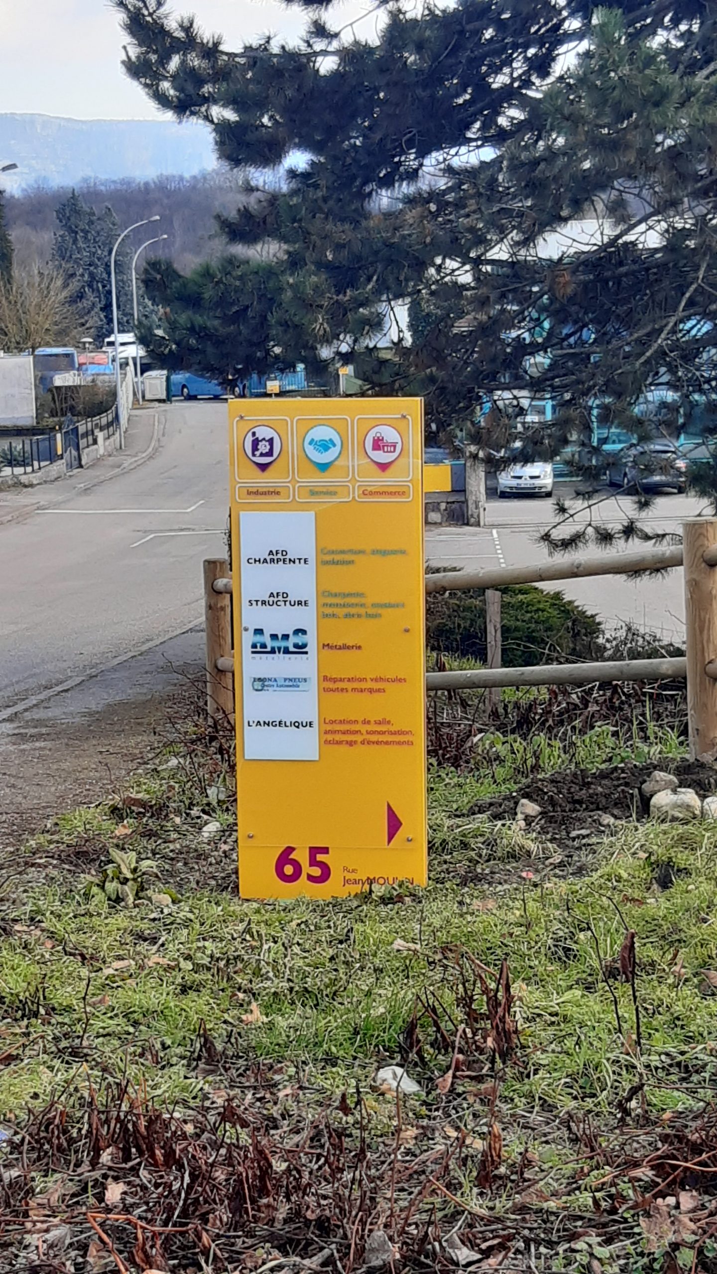 Totem en tôle alu